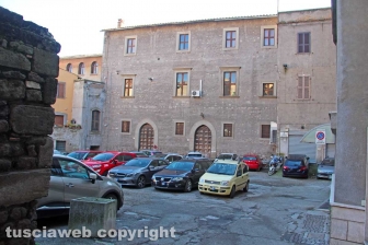Viterbo - Piazza Campoboio e Palazzo Santoro