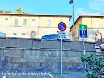 Viterbo - Il divieto di sosta con rimozione a piazza Dante