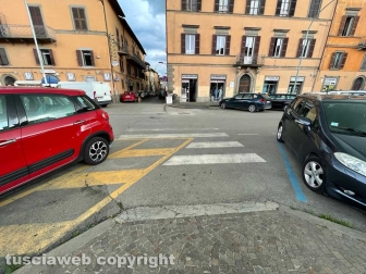 Piazza della Rocca abbandonata - Le strisce cancellate dal lato opposto al museo nazionale Etrusco