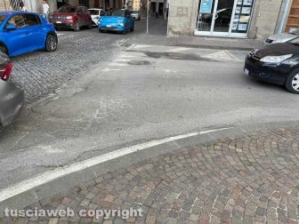 Piazza della Rocca abbandonata - Niente stop visibili siamo a Viterbo