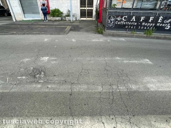 Piazza della Rocca abbandonata - Le strisce cancellate nel lato piazza San Faustino vicino al bar