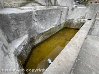 Piazza della Rocca - Una tipica fontana viterbese senza acqua