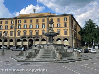 Piazza della Rocca - Una tipica fontana viterbese senza acqua