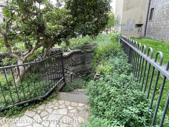 Piazza della Rocca - I bagni chiusi e pieni di erbacce
