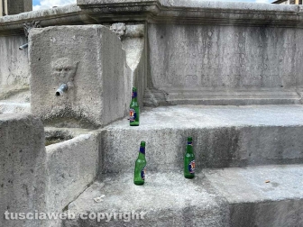Piazza della Rocca - Una tipica fontana viterbese senza acqua