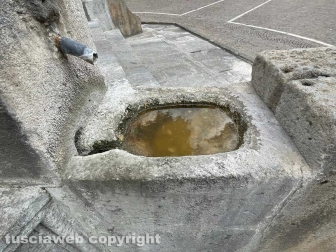 Piazza della Rocca - Una tipica fontana viterbese senza acqua