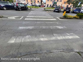 Piazza della Rocca abbandonata - Le strisce cancellate davanti al museo nazionale Etrusco