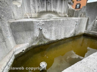 Piazza della Rocca - Una tipica fontana viterbese senza acqua