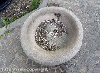 Piazza della Rocca - Una tradizionale fioriera senza fiori