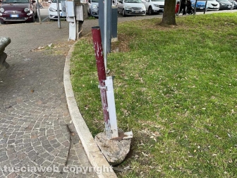Piazza della Rocca - Oggetto non meglio identificato e pericoloso buttato lì