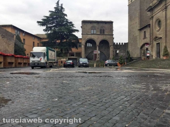 Piazza San Lorenzo, deformata la pavimentazione