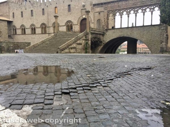 Piazza San Lorenzo, deformata la pavimentazione