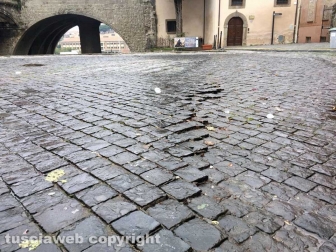 Piazza San Lorenzo, deformata la pavimentazione