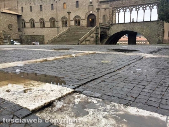 Piazza San Lorenzo, deformata la pavimentazione