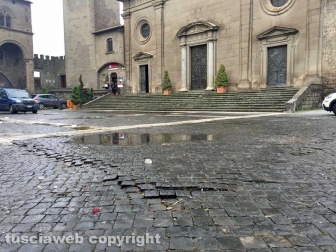 Piazza San Lorenzo, deformata la pavimentazione