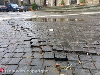 Piazza San Lorenzo, deformata la pavimentazione