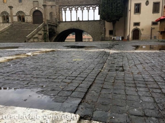 Piazza San Lorenzo, deformata la pavimentazione