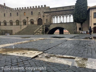 Piazza San Lorenzo, deformata la pavimentazione