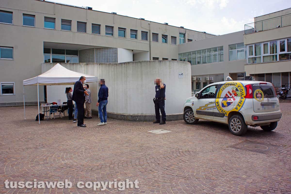 Viterbo - Unitus - La vigilanza mentre Lucia Ferrante parla con la Polizia