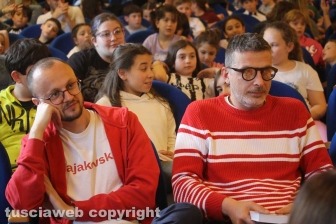 Viterbo - Il Pinocchio di Collodi regalato alle scuole elementari - Donate 3000 copie - La presentazione all'Unitus - Simone Iocco a destra