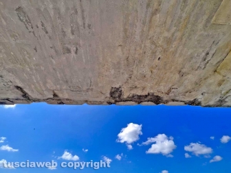 “Piove in casa da 7 mesi ma l’Ater non fa niente..."