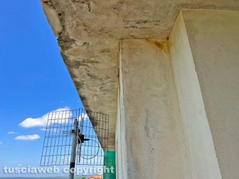 “Piove in casa da 7 mesi ma l’Ater non fa niente..."