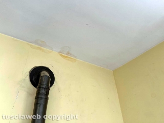 “Piove in casa da 7 mesi ma l’Ater non fa niente..."