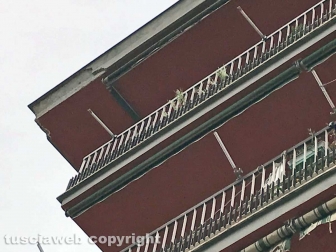 Viterbo - Piovono calcinacci in via Polidori