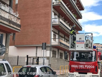 Viterbo - Piovono calcinacci in via Polidori