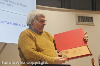 I pirati della bellezza - Carlo Galeotti con la targa donata dalla redazione