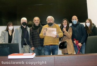 I pirati della bellezza - Carlo Galeotti con la targa donata dalla redazione