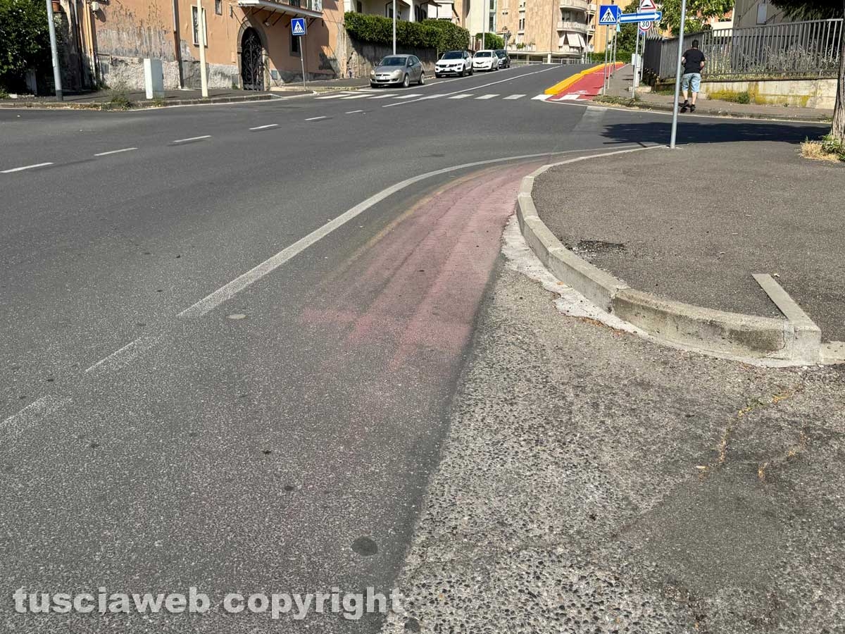 Viterbo - La pista ciclabile tipicamente scolorita