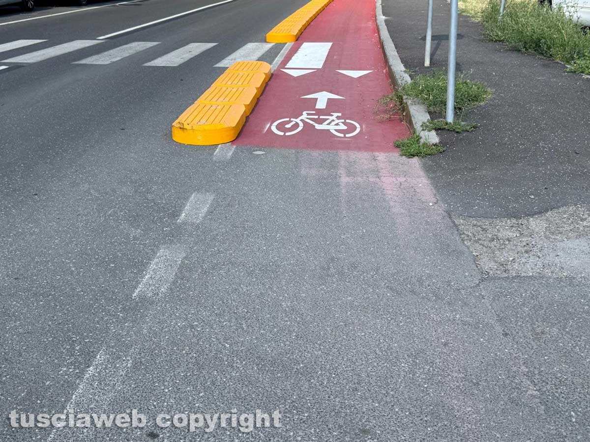 Viterbo - La pista ciclabile tipicamente scolorita