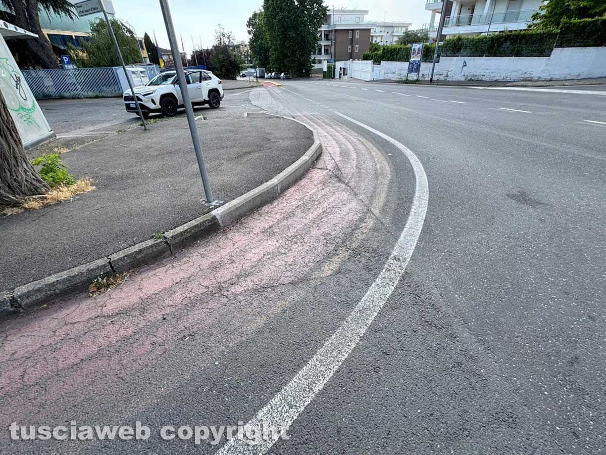 Viterbo - La pista ciclabile tipicamente scolorita