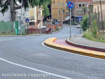 Viterbo - La pista ciclabile finisce nel nulla in via Sabotino