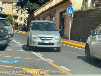 Viterbo - La pista ciclabile in via della Pila con rischio incidente