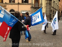 Polizia e pompieri in piazza