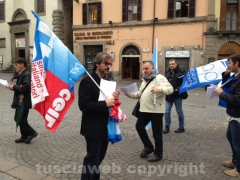 Polizia e pompieri in piazza