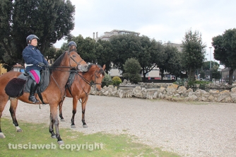 Poliziotti a cavallo a Pratogiardino