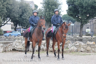 Poliziotti a cavallo a Pratogiardino