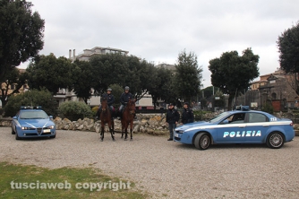 Poliziotti a cavallo a Pratogiardino