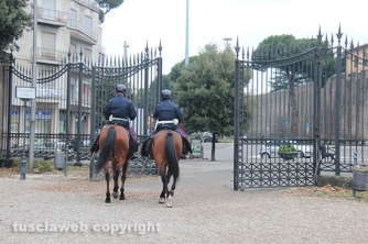 Poliziotti a cavallo a Pratogiardino