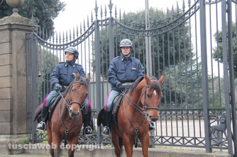 Poliziotti a cavallo a Pratogiardino