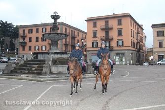 Poliziotti a cavallo a piazza della Rocca