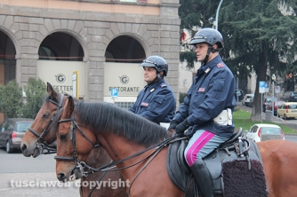 Poliziotti a cavallo a piazza della Rocca