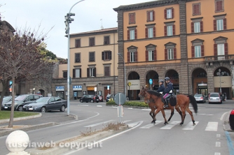 Poliziotti a cavallo a piazza della Rocca