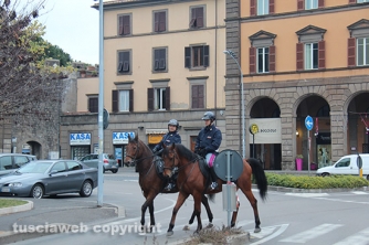 Poliziotti a cavallo a piazza della Rocca