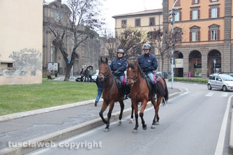 Poliziotti a cavallo a piazza della Rocca