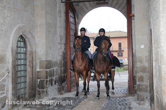 Poliziotti a cavallo alla Rocca Albornoz