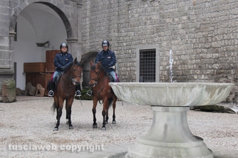 Poliziotti a cavallo alla Rocca Albornoz